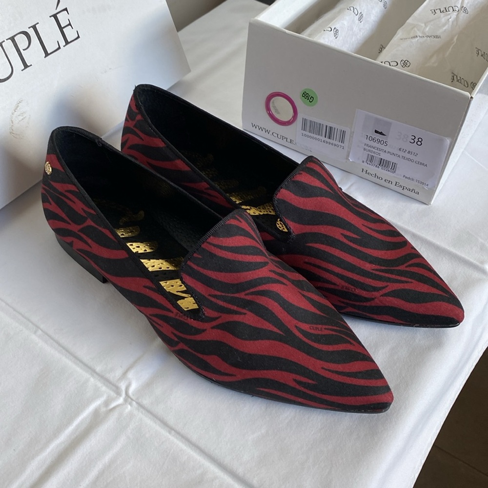 Cuple flats. Size 38. Never worn, new in the box.